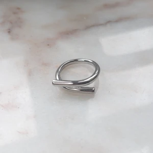 Ring från yomie  - Yomie har fina kvalitativa prisvärda ringar som endast kostar 99kr 💕 Alla är vattentäta och gjorda av rostfritt stål 💛 Ringarna orsakar alltså inga utslag 💕Denna ring är justerbar & i färgen silver 💛 För fler frågor/bilder skicka ett meddelande💕
