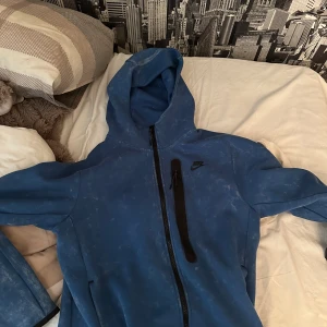 Nike Tech Fleece Hoodie - En Nike tech fleece hoodie i blått o vitt, nästan oanvänd och i så perfekt skick det går att hitta, i storlek M! Kom dom för fler bilder!