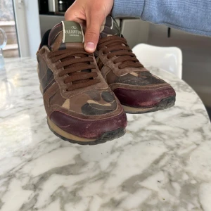 Valentino rockrunner - Säljer nu dessa då de inte används så mycket Skick 6/10 men mycket kvar att ge Inget og tillkommer Hör av dig vid frågor och funderingar Möts upp i centrala Stockholm eller fraktar spårbart! 