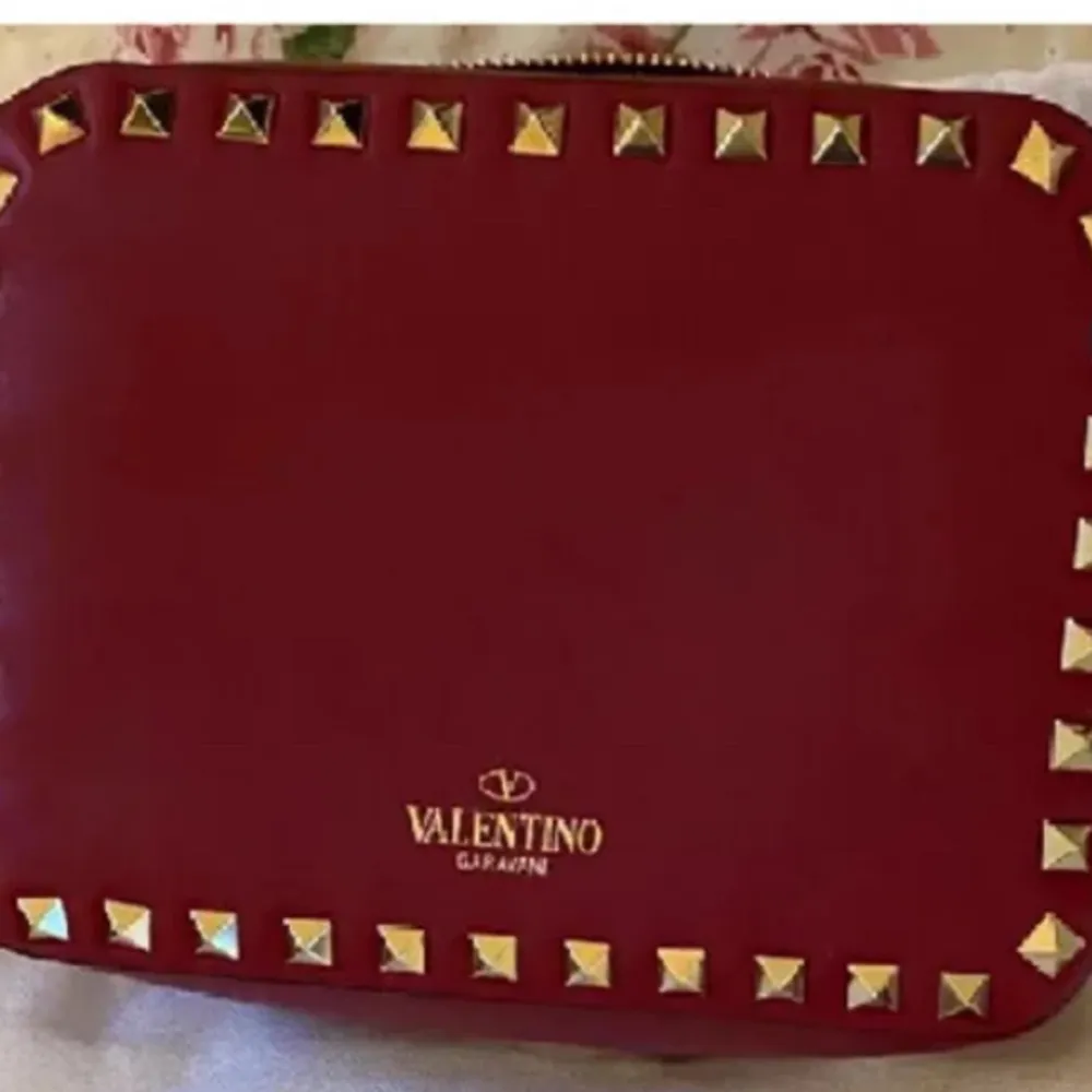 söker denna valentino väskan i vilken färg som helst för bra pris (kan vara liknande). Väskor.