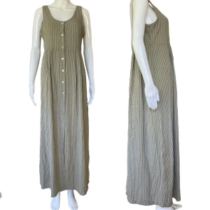 Klänning  - En äldre klänning i fint skick. Finns ingen underkjol. Dockan använder vanligtvis storlek XS. Finns inget märke. Kolla gärna måtten innan köp!  MÅTT: Armhåla till armhåla 47cm, Midjebredd 41cm & Längd (armhåla och ner) ca 120cm