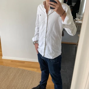 Morris skjorta - Hej, säljer nu denna riktigt fina Morris skjorta som är inprincip ny (9/10) Storleken är xs men sitter en small enligt mig. Modell är ca 180cm