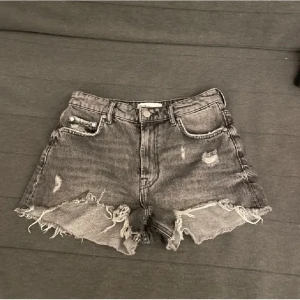 Jättesnygga mörkgrå jeansshorts från zara - Säljer dessa jättesnygga jeansshorts gråa från zara. Säljer pga att jag inte får någon användning av dom💕 pris kan diskuteras!!