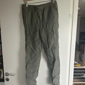 Linnebyxor hm - Säljer dessa linnebyxor som är lite skrynkliga. De kan strykas lätt. De är från hm och är i strl m