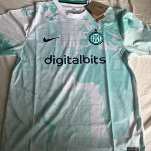 Inter Milan tröja - Helt ny Inter tröja som passar perfekt nu till sommaren. Säljer den då efter som den satt lite för tight runt armarna. Storlek L men passar lite mer som en stl M Priset kan diskuteras 