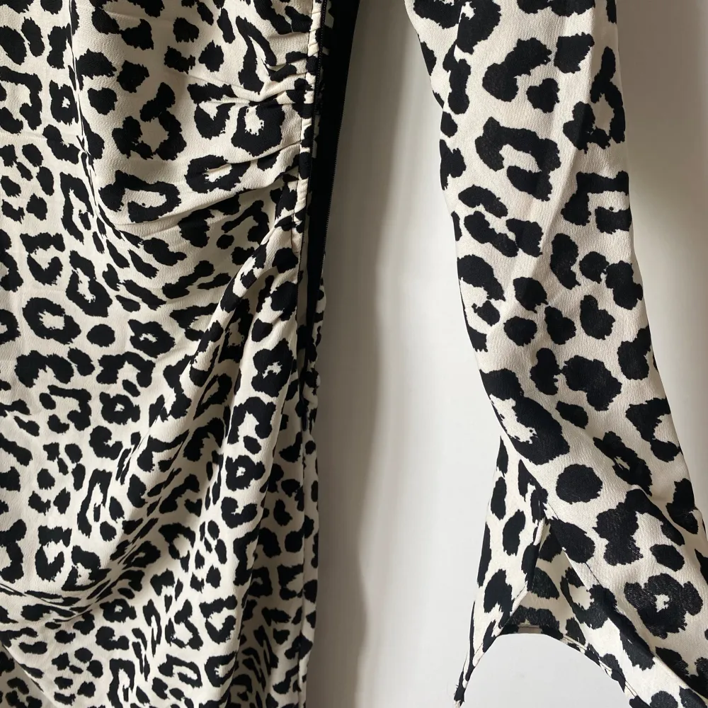 Lite längre klänning i leopard mönster, Fint skick. . Klänningar.