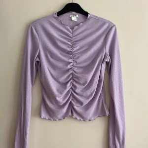 Långärmad tröja  - Långärmad tröja från monki i storlek S. Fint skick. Köparen står för frakten men kan mötas i Kalmar. 