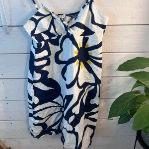 Klänning  - Ej använda. Jag är 165 cm och den går ned till precis ovanför knäna. Justerbara band.