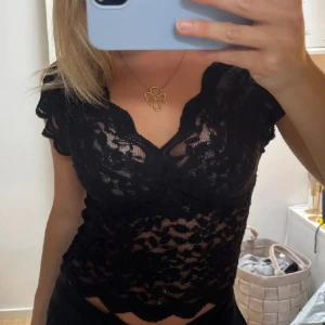 Svart spets topp - Super snygg och trendig svart spets topp från stradivarius❤️❤️   Obs, första bilden är lånad men sitter precis som på bilden!