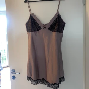Nattlinne silke  - Superfint nattlinne i superskönt material. Storlek 40 men ganska liten i storleken så skulle säga att den sitter som en medium. Hör av er för funderingar!🌸