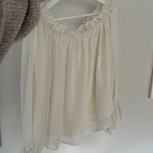 Söt blus 🍓 - Supersöt offwhite blus med vackra ärmar. Man ha den offshoulder eller dra upp den över axlarna så halsen blir rundad. Superfint skick 💕