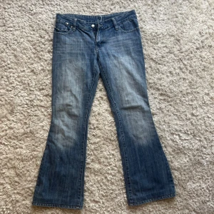 Lågmidjade jeans - Fina lågmidjade jeans i väldigt bra skick. Midjemått: 43 cm Innerbenslängd: 80 cm