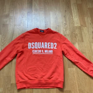 DSQUARED2 - Snygg tröja i fint skick. Använd endast ett fåtal gånger. Storlek 14Y