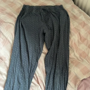 Pyjamas byxor  - Blåa pyjamasbyxor  Bara använt få gånger 