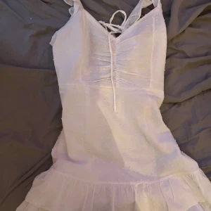 SOMMARKLÄNNING  - JÄTTEfin sommarklänning från meet me there!  Den kostade 700 plus 180kr frakt! Storlek s/m Använd bara en gång