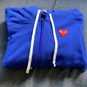 Comme des Garçons PLAY - Ny skick, Den var liten för mig så tänkte sälja den vidare