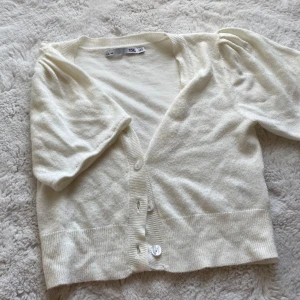 Bolero - En vit kofta från lager 157 omsydd till en bomero stl 140 men passar xs