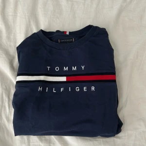 Långarmad tröja - Skön långarmad tjocktröja frön Tommy Hilfiger 🌟 
