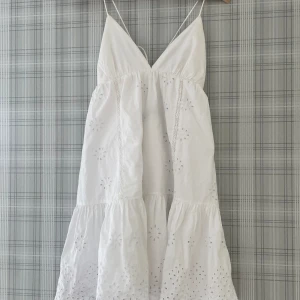 Vit Zara klänning  - Säljer denna super fina Zara klänning som tyvärr för liten för mig! Köpte den av en tjej här på Plick som skickade en trasig klänningen som jag nu har lagat noggrant (där av priset) se bild 3! Annars har klänningen inga defekter🩵