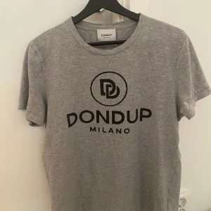 Dondup t-shirt - Säljer min gråa Dondup t-shirt just eftersom den inte kommer till användning. Tröjan är helt defekt fri. Ställ gärna frågor i dm!