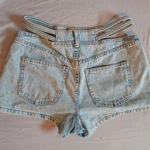 Fina jeansshorts💕 - Snygga jeansshorts köpta från new yorker💗 Säljer då de inte används. Skriv till mig för mer information🥰
