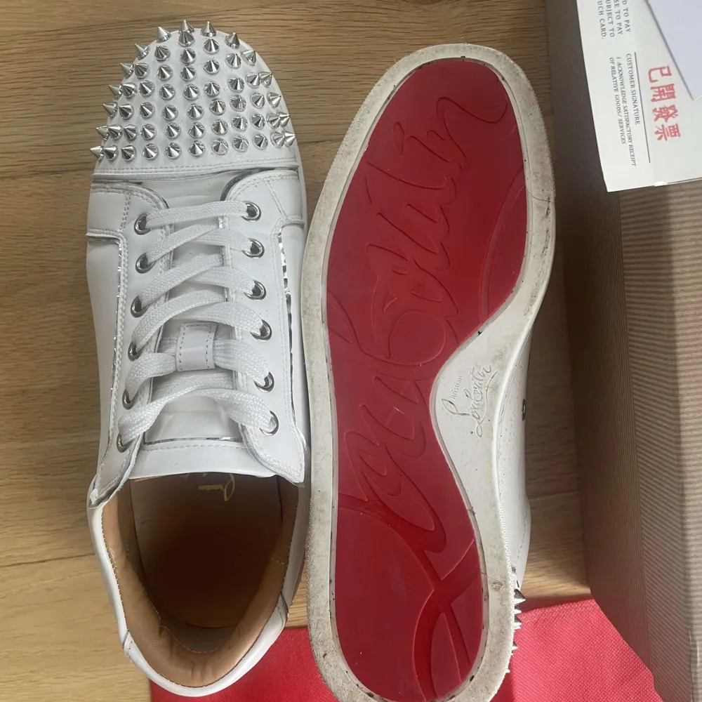 Riktigt stilrena Christian Louboutin skor som är perfekta inför varmare dagar. Allt og tillkommer och skorna är i mycket bra skick, använda 3-5 gånger. Storlek 39 men sitter som 40-41!. Skor.