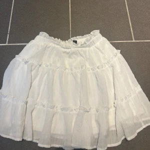 Vit volangkjol - Kjol från Shein