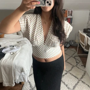 Blus med öppen rygg - Så fin prickig blus med öppen rygg från zara! Använd en gång❤️ knyts i ryggen och är verkligen SÅ fin, strl M men då man knyter den kan den passa Xs-M💗
