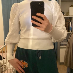 Vit tight tröja med puffiga ärmar  - Tröjan är i fint skick.  Själva tröjan är tajt och har puffiga ärmar. Lite genomskinlig. 