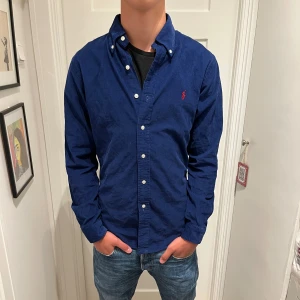 Ralph lauren skjorta  - Hej, Säljer min fina Ralph lauren skjorta i storlek S slimfit. Den är sparsamt använd och passar perfekt nu till sommaren. Först till kvarn:)