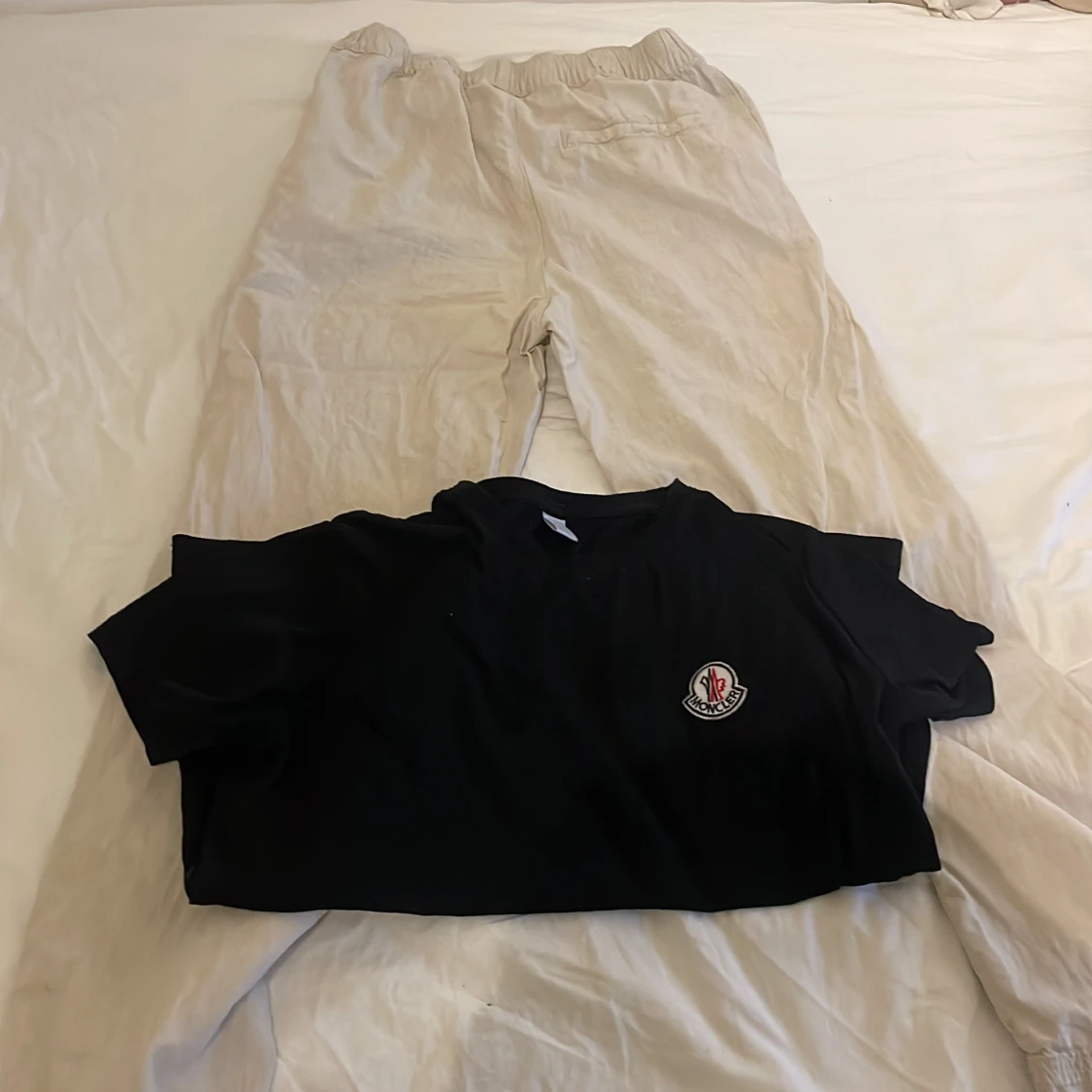 Moncler t-shirt och linnebyxor i samma anons!