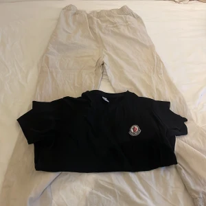 Moncler t-shirt och linnebyxor i samma anons! - Storlek på tröjan är 158-168 och byxor 164 och passar lite mindre och lite större!
