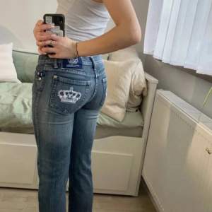 (Pris kan diskuteras!!) Jätte fina Victoria beckham jeans, de är bootcut och lowwaist och jag skulle säga att de passar en S/M. 💕