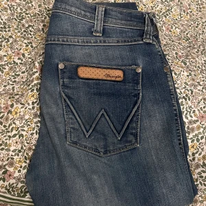 Vintage Wrangler Jeans - Säljs då jag inte använder de längre, de är i otroligt skick utan defekter, märkta i storlek 26-32 och passar mig som är 157. Hör av dig vid funderingar eller prisförlag /Iris💕