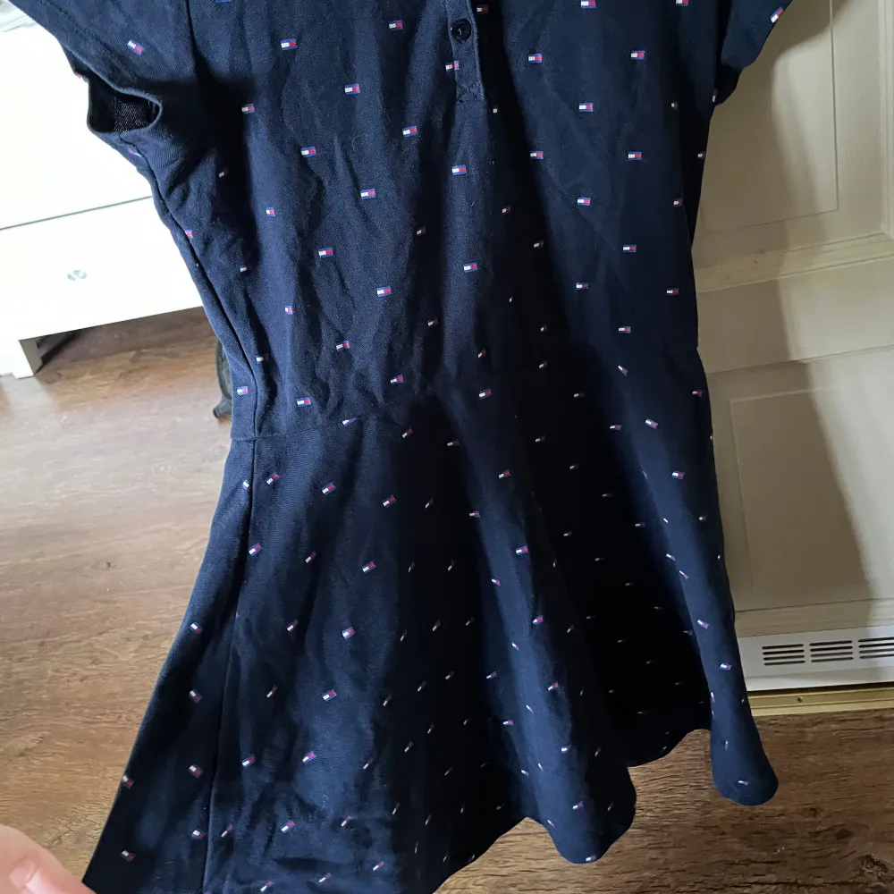 Jättesöt klänning från Tommy Hilfiger, detaljerna är märket. Använd men ändå bra skick! Strl XL men utländska storlekar så den är mindre än så, mer som M skulle jag säga💕 100kr men kan diskuteras Köparen står för frakten💕. Mekot.