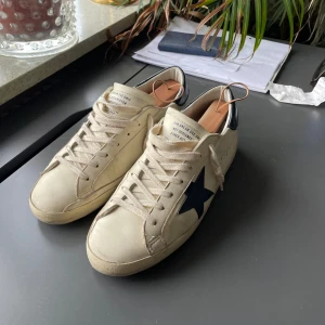Golden goose i extremt gott skick!! - Här är mitt superfina par golden goose  superstar sneakers. Har använt dem sparsamt i lite mer än någon månad. Allt som ingick när jag köpte skorna följer med (box, dustbag osv). Har kvitto!!
