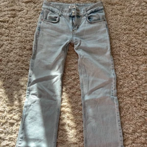 Lågmidjade flared jeans  - Säljer dessa så fina lågmidjade jeans från Pull & Bear! 😍 Köpta för 499kr men säljer för 200kr 💕