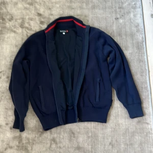 Fodrad stickad jacka med blixtlås - Utmärkt skick, minimalt använd