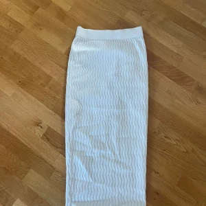 stickad kjol na-kd - stickad långkjol från NA-KD, i storlek xs men är töjbar 