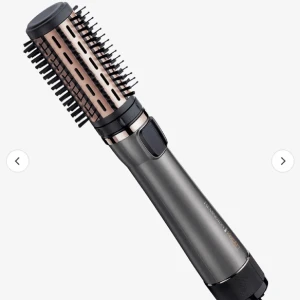 Värmeborste - Köpt denna värmevärdet från Remington här på Plick men fick en likadan i present så behöver inte den mer. Sparsamt använd och ger ett så fint resultat! Finns tre olika skaft och alla ingår. 