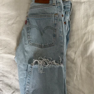 Levis 501, ljus tvätt  - Levis 501 i ljus tvätt. Passar i längd dig som är 1,65 eller kortare, jag är 1,63 som referens. W24. Supersnygga men kommer tyvärr inte till användning. Svagt missfärgade på baksidan, se andra bilden men det är inget som syns
