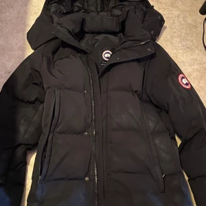 Canada goose jacka  - Jackan är i nyskick använts ett par gånger bara, den finns bara lite fläckar på framsidan men det är jätte enkelt att ta bort.    Storlek M på jackan. 