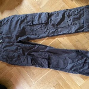 Cargo trousers  - Cargo trousers köpt från Gina tricot som inte har kommit mycket till användning i storlek 42 i färgen grå. 