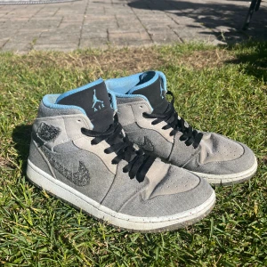 ❗️Feta Nike air jordans❗️ - Säljer nu mina Air Jordan 1 Mid Crater Grey University Blue. Pga jag har vuxit ur dem. bra skick 8/10 . Har tyvärr inte kvar lådan dem kom i. Priset kan diskuteras vid snabb affär.