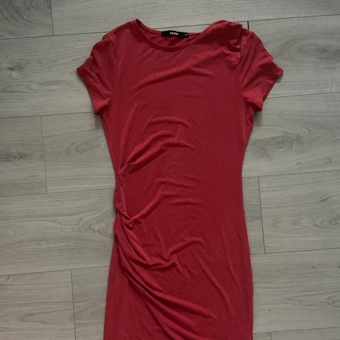 Röd tygklänning - 91