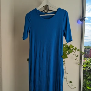 Cubus longue klänning, blå - Nästintill oanvänd klänning från Cubus, i nyskick och går suveränt med ett bälte runt midjan.  Storlek S!