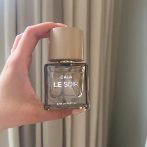 Caia Le Soir - Parfym från Caia. Doften Le Soir. Endast testat den så i princip helt full🥰🥰