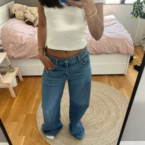 & Other Stories jeans - Säljer dessa superfina jeansen från & Other Stories! Jeansen är bara använda några få gånger! Midjemåttet: 37 cm. Innerbenslängden: 80 cm. 🌷