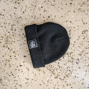 SB stickad beanie Salong Betong - Skönhet från Salong Betongs äldre kollektioner, onesize  I gott skick!