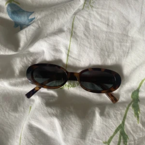 Le Specs solglasögon  - Världens finaste solglasögon från Le Specs i modellen ”outta love”. De är ca 1,5 månad gamla och jag säljer då de tyvärr är för trånga för mig (det är därför texten har gnuggats av 😭)